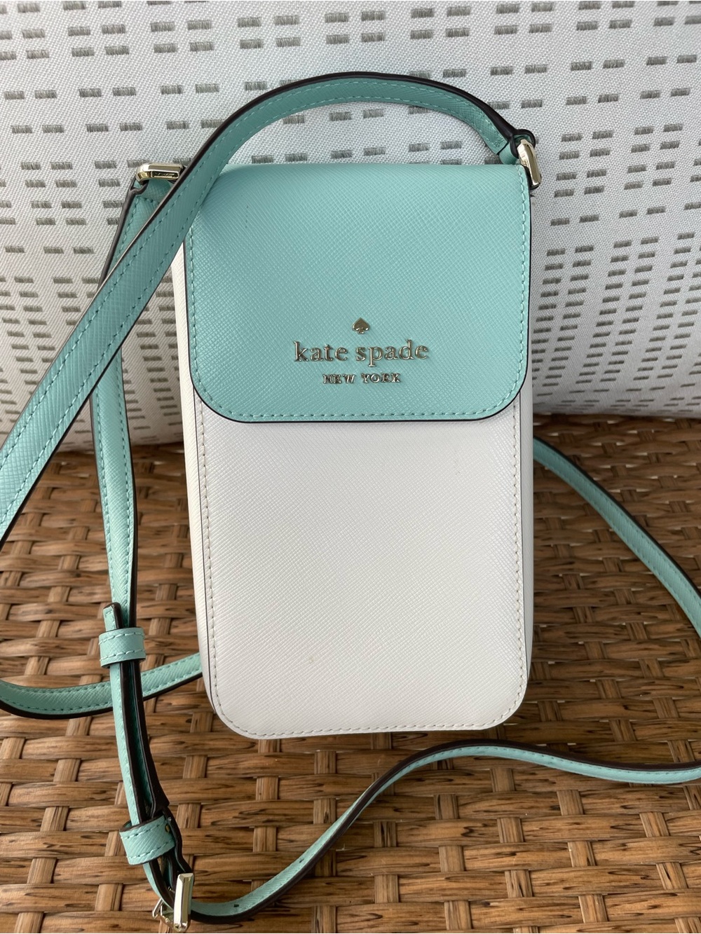 kate spade North South Phone Crossbody Bag Pouch Saffiano Leather Mint & White
